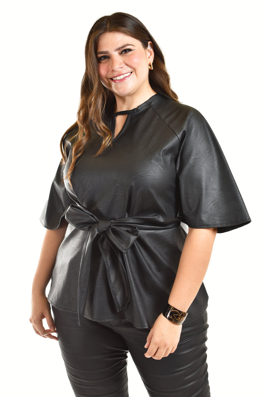 Blusa de vinipiel con laso Roman Fashion /Tallas Extras, 1877 (Negro)